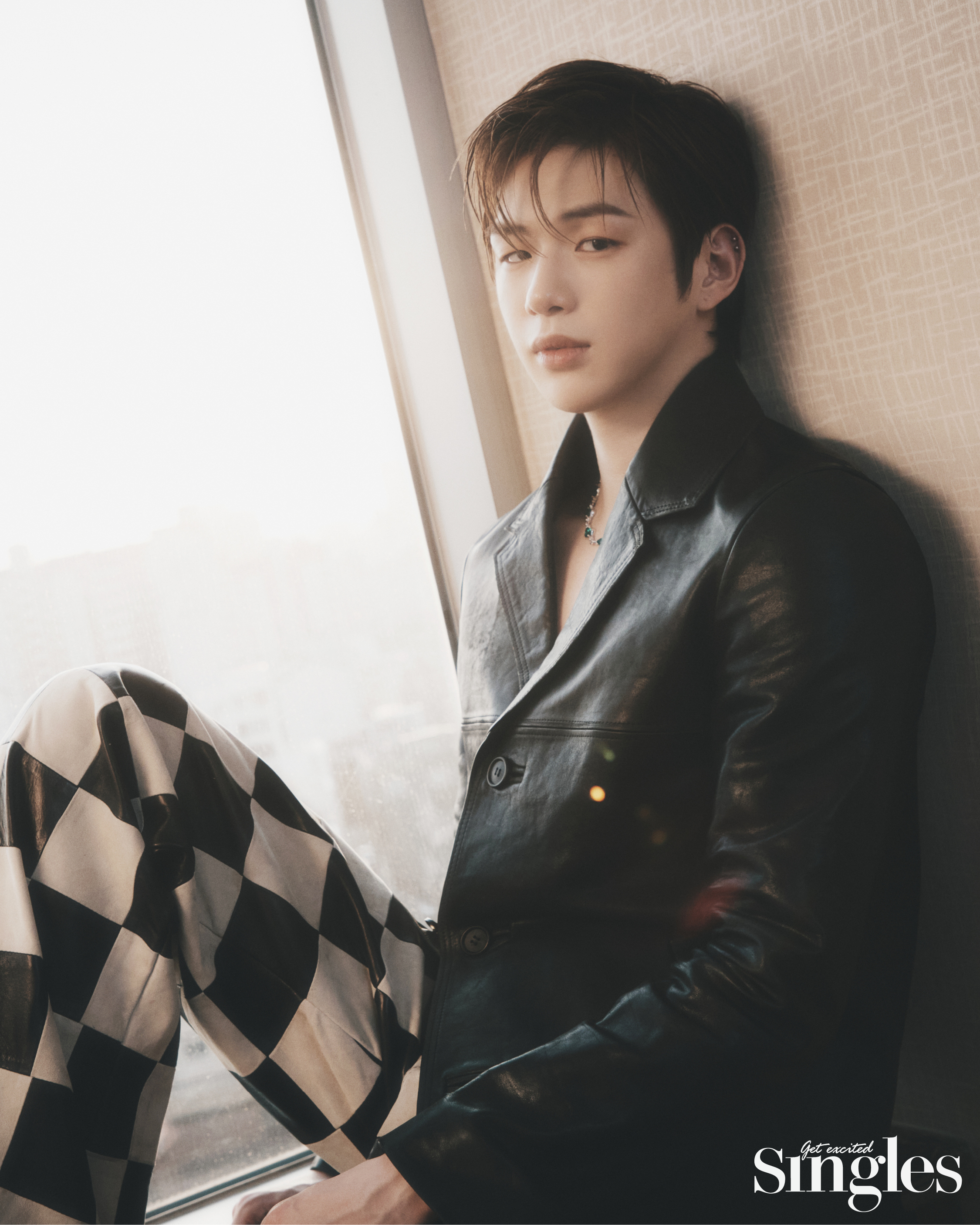 강다니엘이 프라다의 재킷, 아미리의 팬츠, 복초이의 실버 네크리스를 착용하고 촬영한 싱글즈 화보